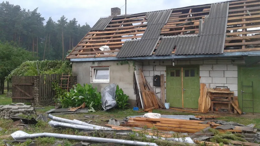 Ураган на Астравеччыне ламаў дрэвы і зрываў з дамоў дахі (фота)