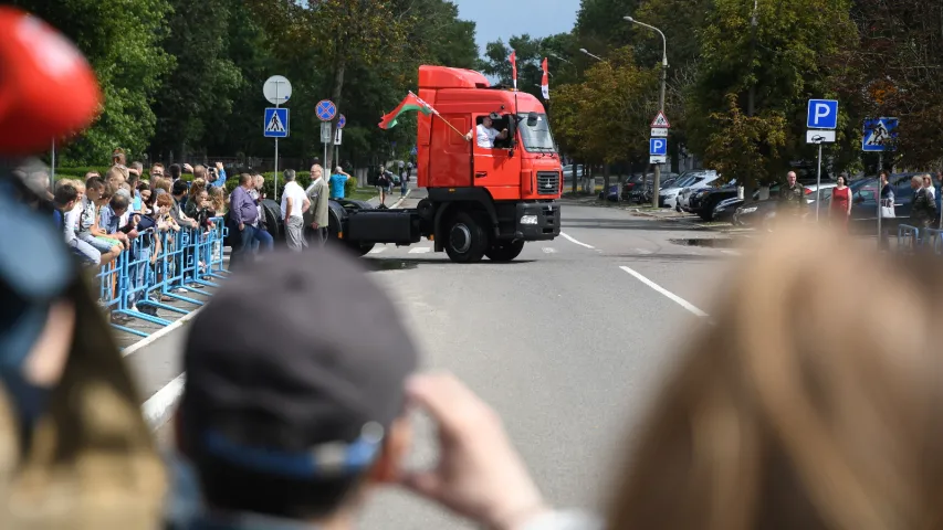 Беларускі стронгмэн змог зрушыць з месца 15 МАЗаў. Гэта сусветны рэкорд