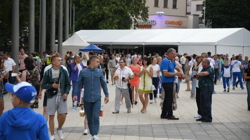 Першы дзень Еўрагульняў: прыгожыя валанцёры, чэргі, кранальнае гістарычнае шоў