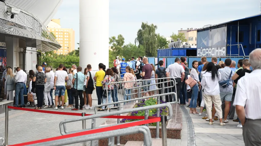 Першы дзень Еўрагульняў: прыгожыя валанцёры, чэргі, кранальнае гістарычнае шоў