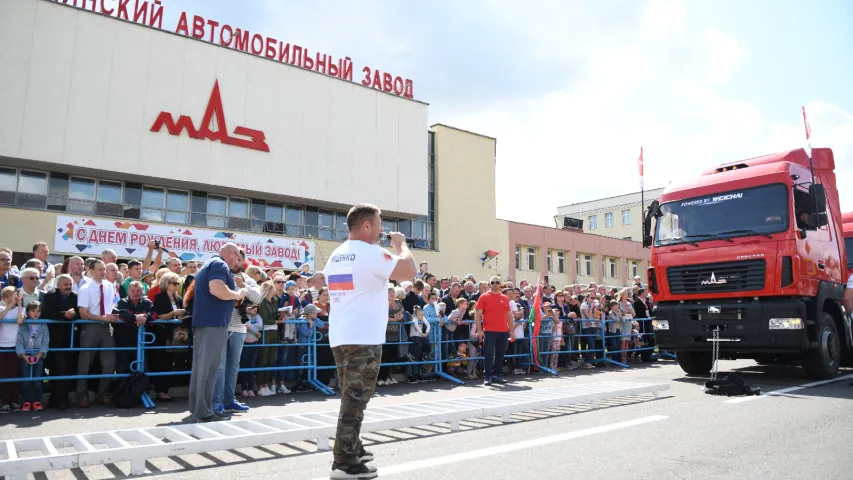 Беларускі стронгмэн змог зрушыць з месца 15 МАЗаў. Гэта сусветны рэкорд