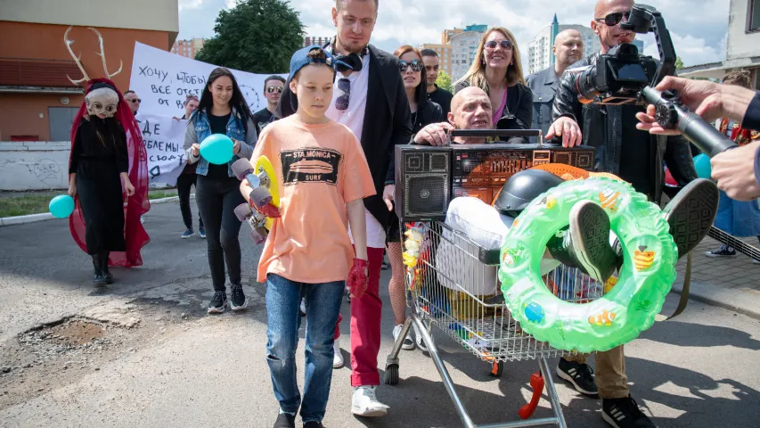 “Все в мастях”: як гангста-рэпер Сіроп пракаціўся па Мінску ў калясцы з крамы