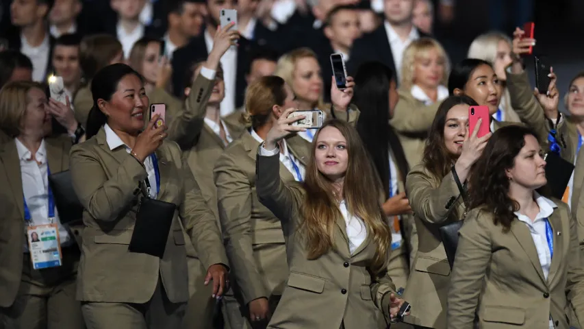 Першы дзень Еўрагульняў: прыгожыя валанцёры, чэргі, кранальнае гістарычнае шоў