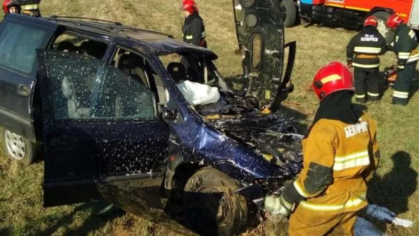 У Слоніме пасажырскі цягнік сутыкнуўся з легкавым аўтамабілем