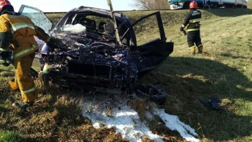 У Слоніме пасажырскі цягнік сутыкнуўся з легкавым аўтамабілем