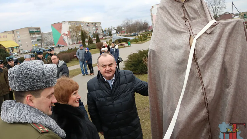 У цэнтры Любані ўсталявалі скульптуру ратавальніка, які нагадвае Дарта Вейдэра