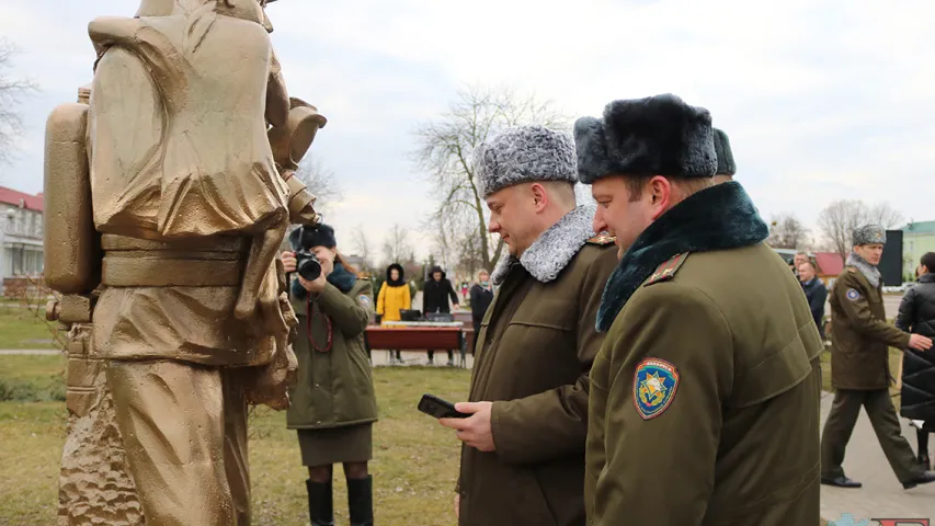 У цэнтры Любані ўсталявалі скульптуру ратавальніка, які нагадвае Дарта Вейдэра