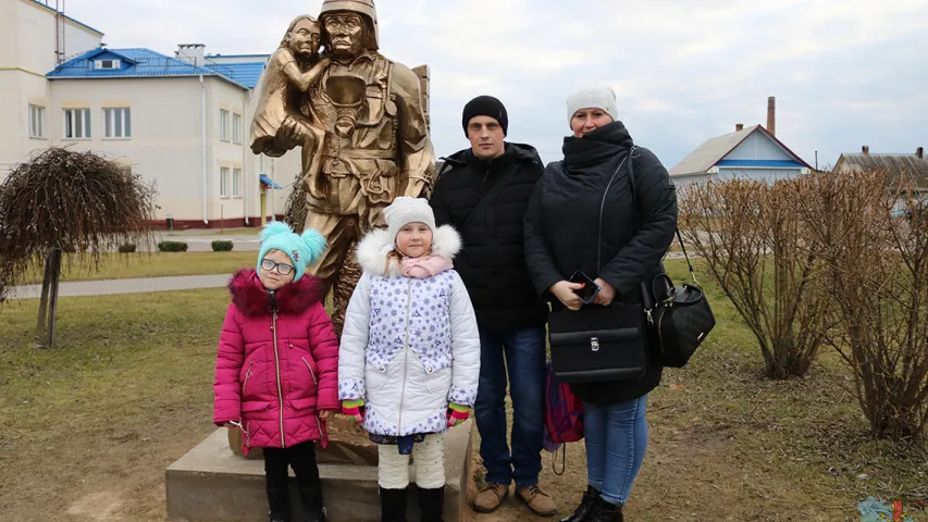 У цэнтры Любані ўсталявалі скульптуру ратавальніка, які нагадвае Дарта Вейдэра