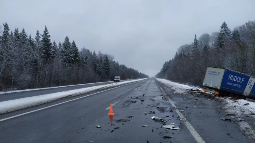 Пад Крупкамі адбылося лабавое сутыкненне BMW з фурай