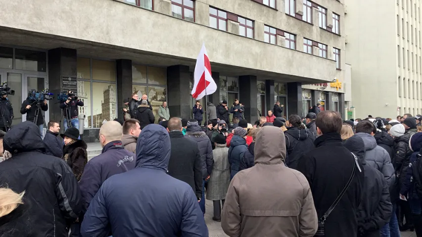 Фотарэпартаж. Як сотні індывідуальных прадпрымальнікаў чакалі міністра