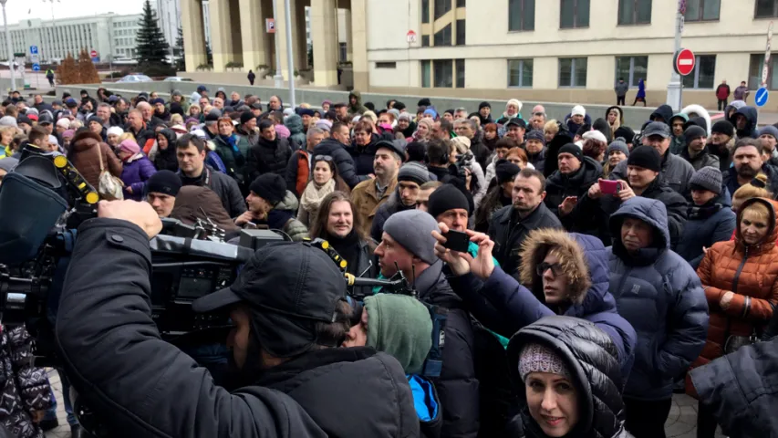 Фотарэпартаж. Як сотні індывідуальных прадпрымальнікаў чакалі міністра