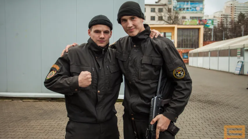 На выставе ў Мінску міліцыя раструшчыла двух "чалавек" (фота)