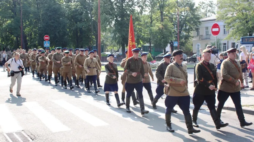 Як у Брэсце святкавалі "апошні мірны дзень" (фотарэпартаж)