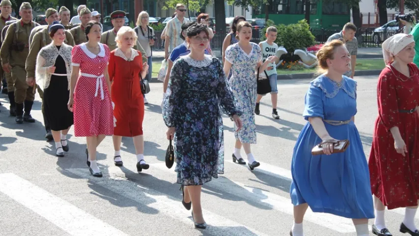 Як у Брэсце святкавалі "апошні мірны дзень" (фотарэпартаж)