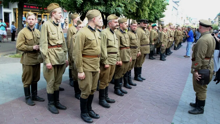 Як у Брэсце святкавалі "апошні мірны дзень" (фотарэпартаж)