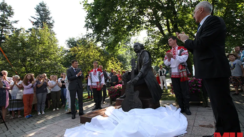 У Мінску ўрачыста адкрылі помнік Уладзіміру Мулявіну (фота)