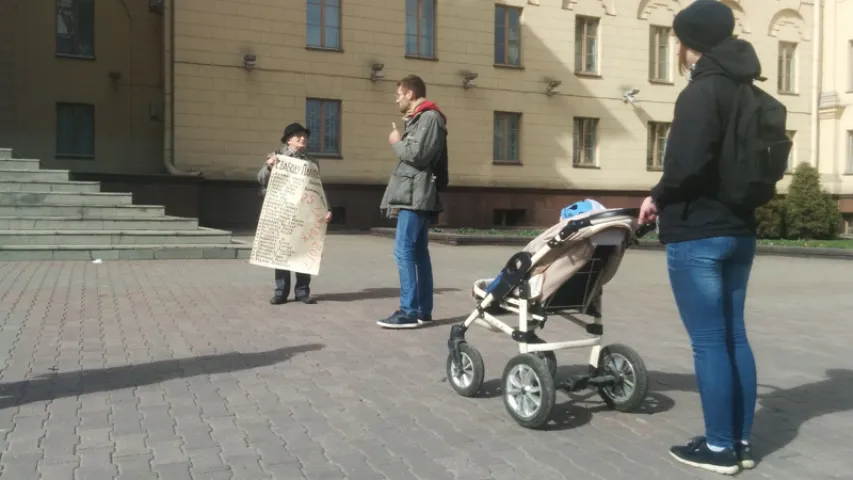 Ніна Багінская выйшла да КДБ з плакатам "Свабоду палітвязням!", яе затрымалі