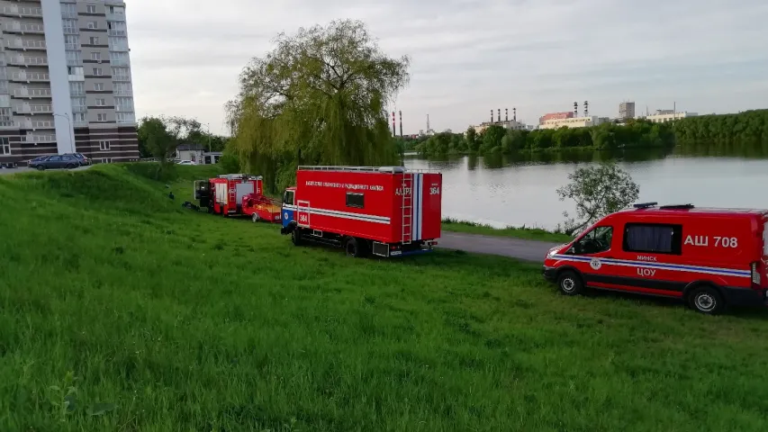 У цэнтры Мінска ў Свіслач злілі смярдзючую субстанцыю, яе не прыбіраюць два дні