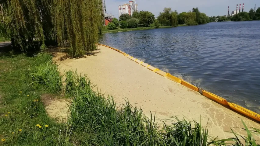 У цэнтры Мінска ў Свіслач злілі смярдзючую субстанцыю, яе не прыбіраюць два дні