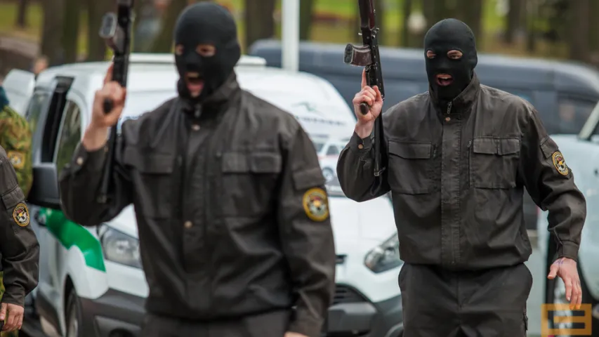 На выставе ў Мінску міліцыя раструшчыла двух "чалавек" (фота)