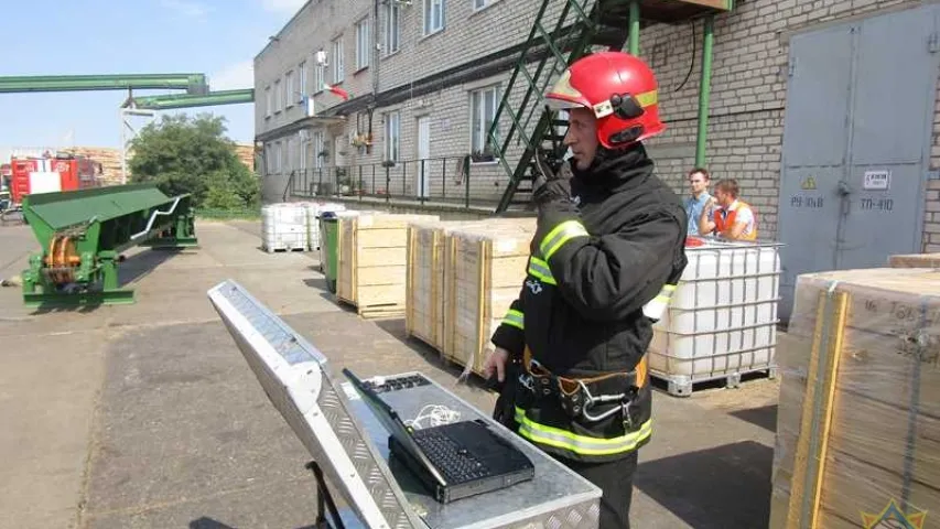 У Віцебску ліквідавалі буйны пажар на лесапільні (фота)