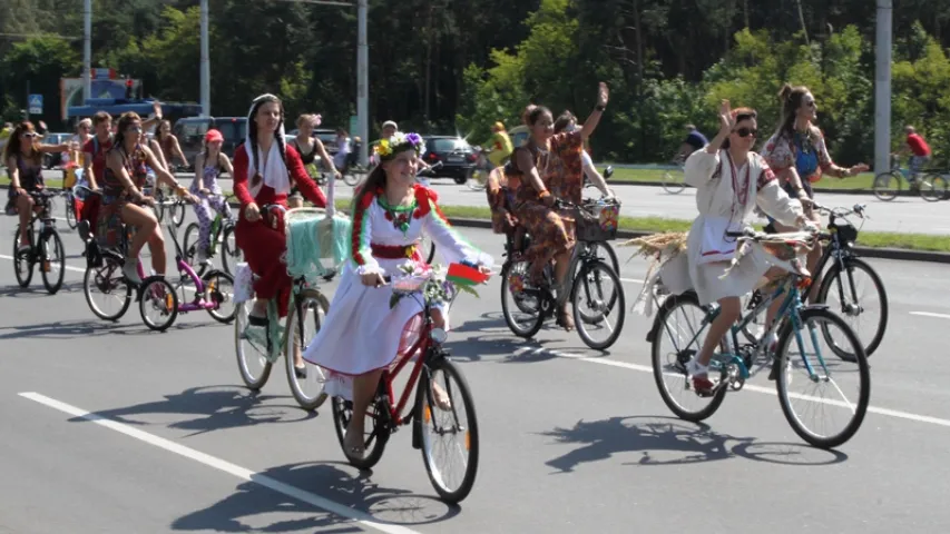 У Брэсце раварысткі зладзілі велапарад у этна-стылі (фота)