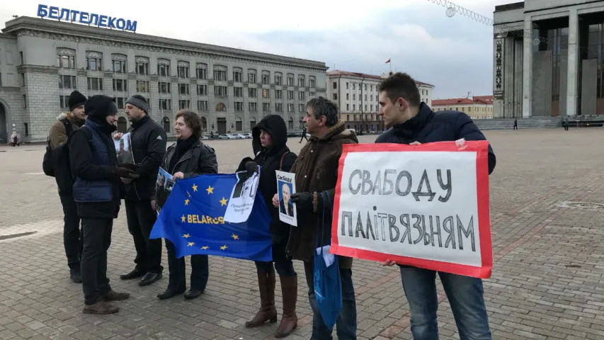 На Кастрычніцкай плошчы ў Мінску прайшла акцыя ў падтрымку палітвязняў