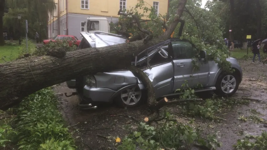 У Горках моцны вецер пашкодзіў дах раённай бальніцы (фота)