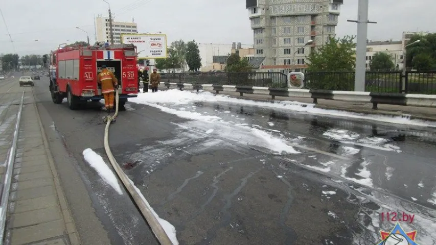 У Віцебску на мосце перакуліўся грузавік, разлілося дызельнае паліва (фота)