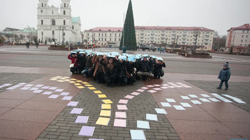 Флэшмоб у Гродне: людзі стварылі вялізнае сэрца (фота)