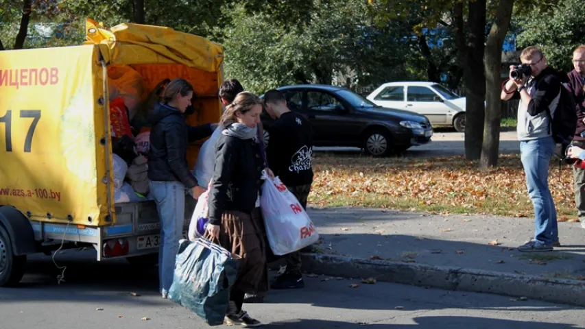 У Брэсце валанцёры раздавалі мігрантам з Чачні цёплыя рэчы (фота)