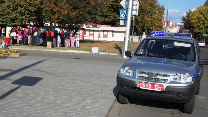 У Брэсце валанцёры раздавалі мігрантам з Чачні цёплыя рэчы (фота)