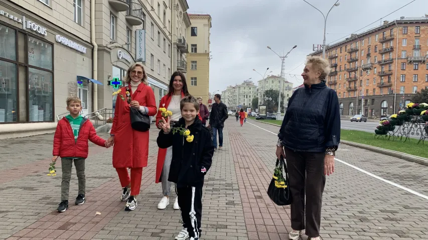 Они гуляют: минчане с цветами вышли на улицы города