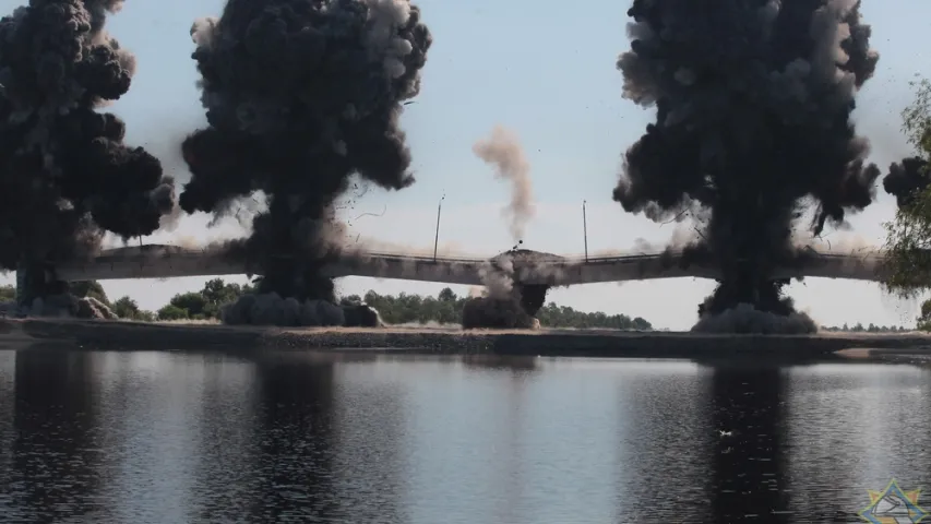 Фота і відэа падрыву моста з расколінай над Прыпяццю