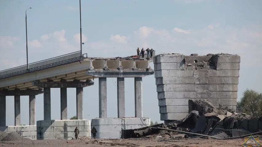 Фота і відэа падрыву моста з расколінай над Прыпяццю