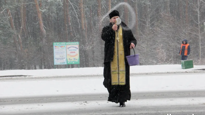 У Брэсце святар акрапіў пешаходныя пераходы, ён робіць гэта штогод (фота)