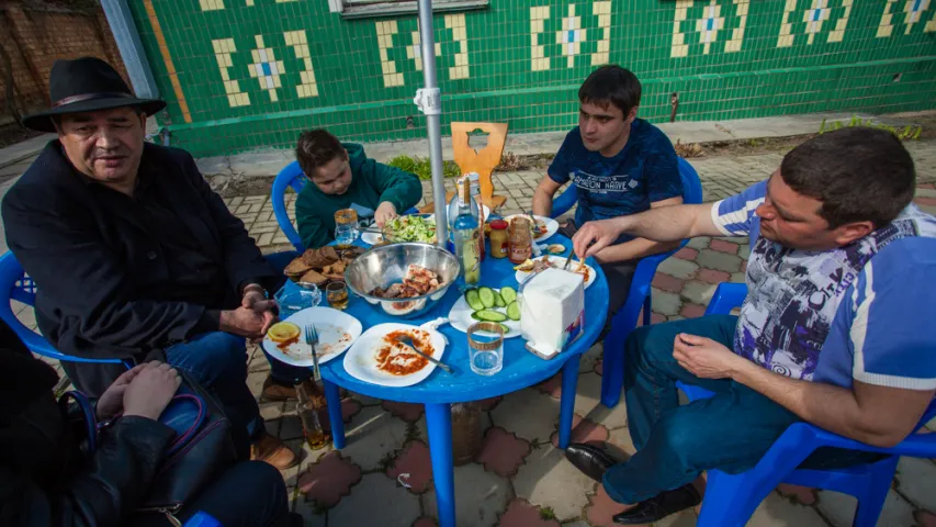 Цыганы, тушаны вожык з бульбай і тэст на цнатлівасць