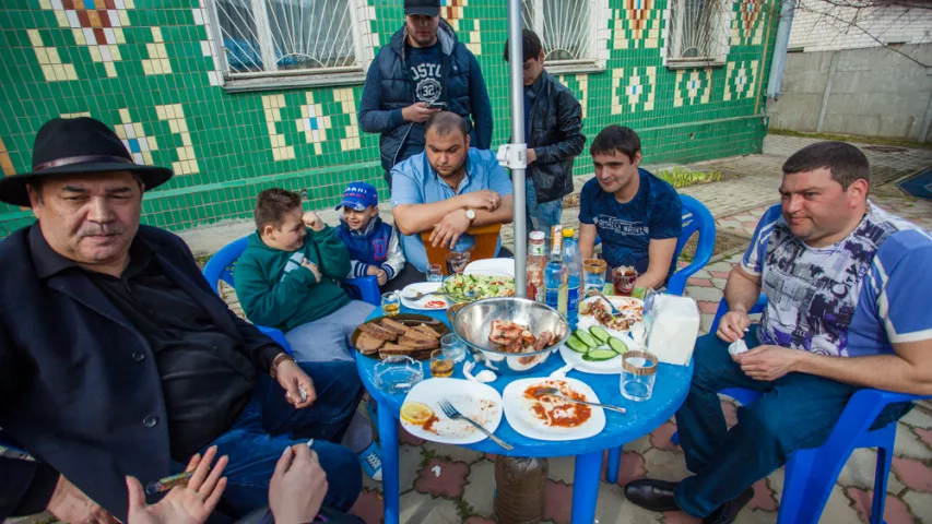 Цыганы, тушаны вожык з бульбай і тэст на цнатлівасць