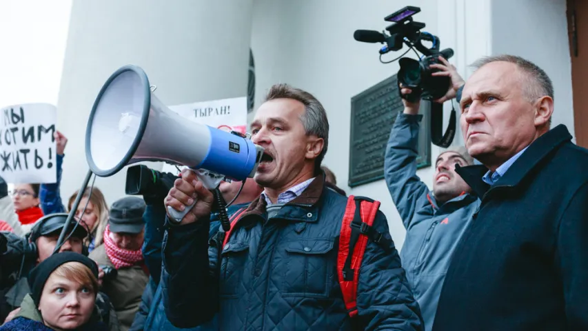 Фотарэпартаж з мінскай акцыі "Шэсце нацыянальнага сцяга"