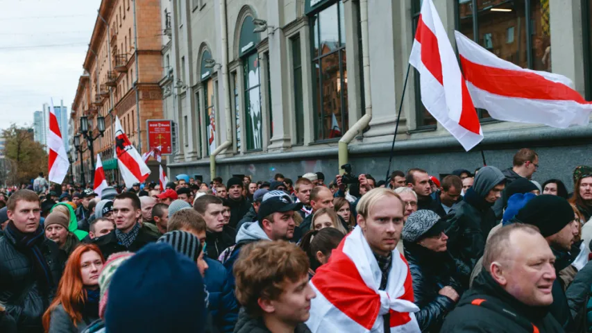 Фотарэпартаж з мінскай акцыі "Шэсце нацыянальнага сцяга"