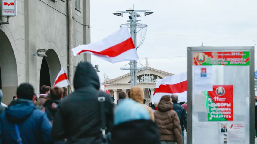 Фотарэпартаж з мінскай акцыі "Шэсце нацыянальнага сцяга"