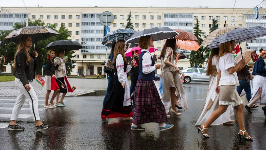 БРСМ правёў свой Дзень вышыванкі — пад дажджом і з бонсцікамі