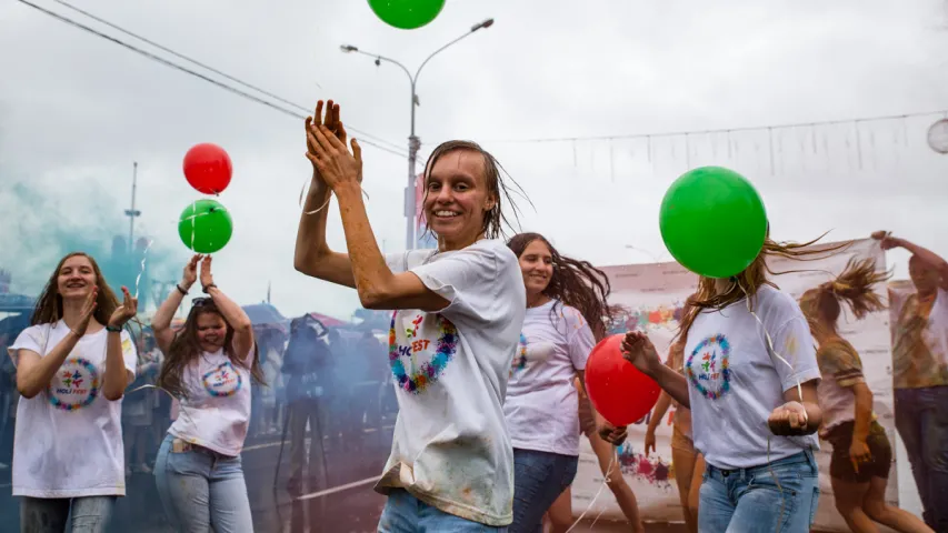 БРСМ правёў свой Дзень вышыванкі — пад дажджом і з бонсцікамі