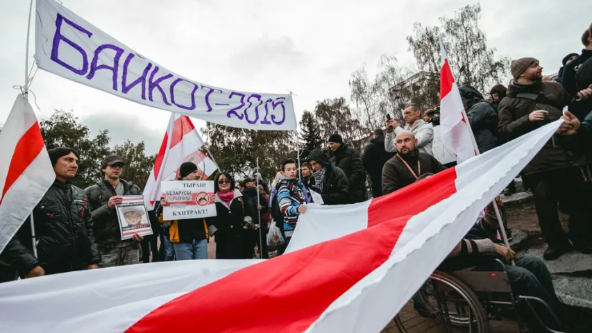 Фотарэпартаж з мінскай акцыі "Шэсце нацыянальнага сцяга"