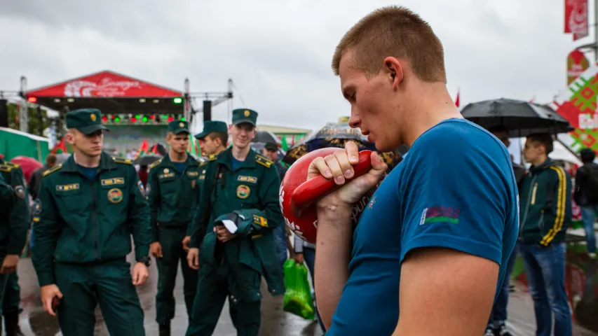 БРСМ правёў свой Дзень вышыванкі — пад дажджом і з бонсцікамі