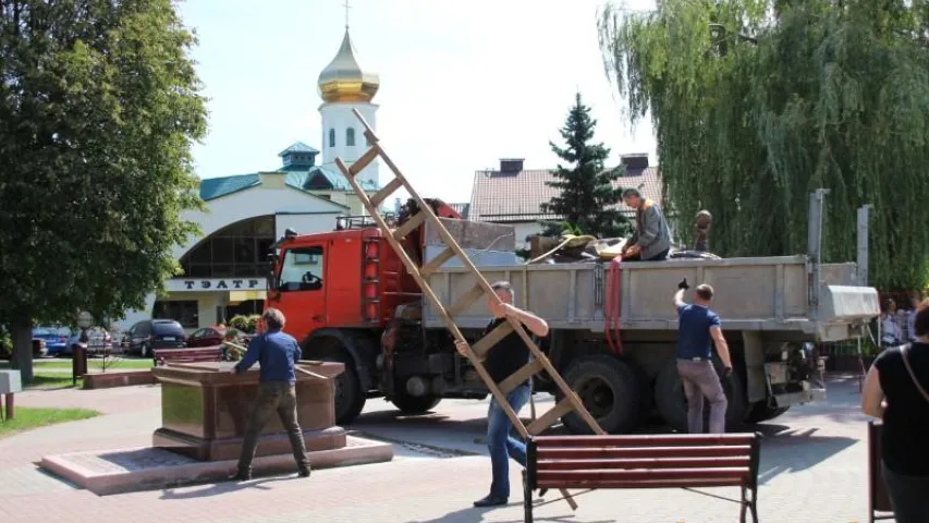 У Слоніме на плошчы Леніна ўсталявалі помнік Льву Сапегу