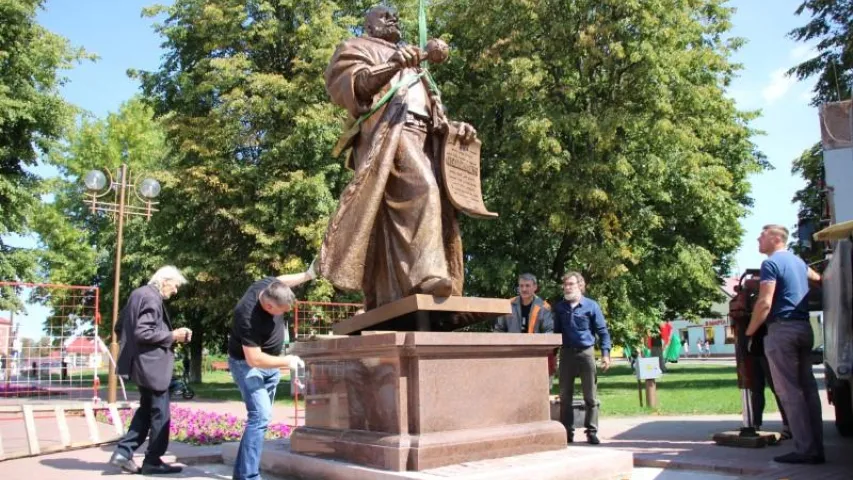 У Слоніме на плошчы Леніна ўсталявалі помнік Льву Сапегу