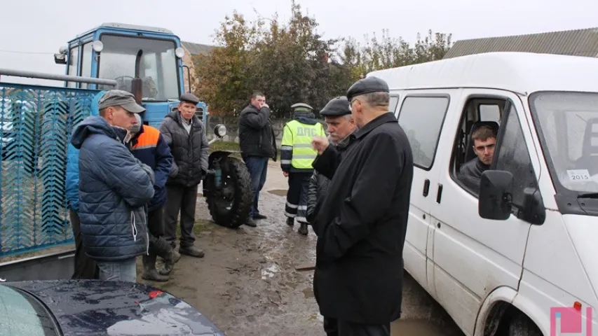 На Брэстчыне вяскоўцы зладзілі стыхійны мітынг, заблакавалі аўто ДАІ (фота)