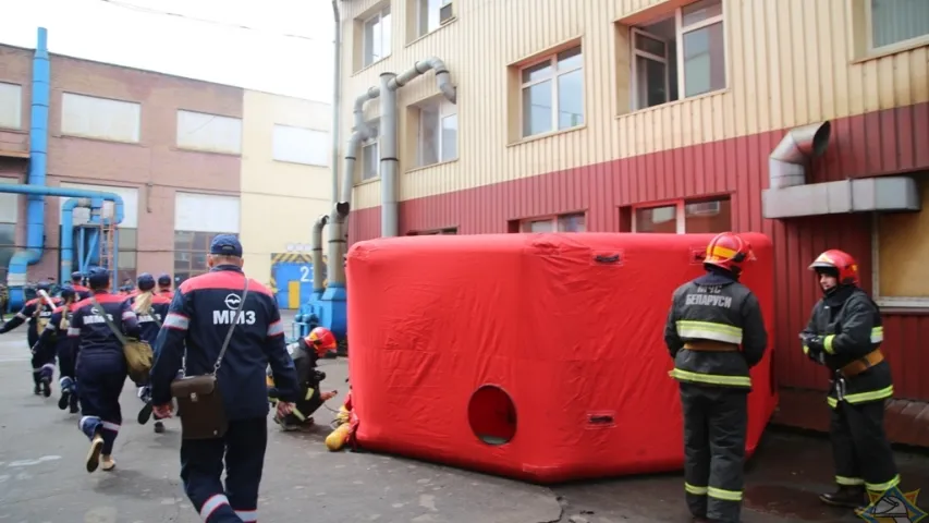 У Мінску на заводзе прайшлі маштабныя вучэнні з удзелам верталётаў (фота, відэа)