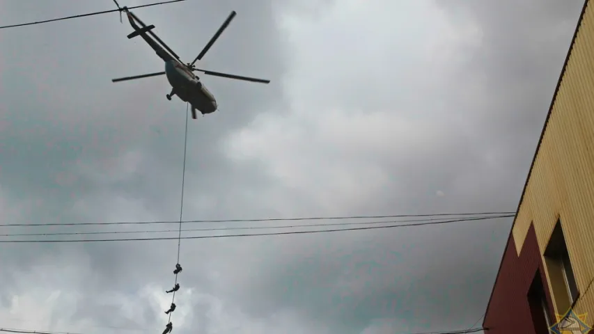 У Мінску на заводзе прайшлі маштабныя вучэнні з удзелам верталётаў (фота, відэа)